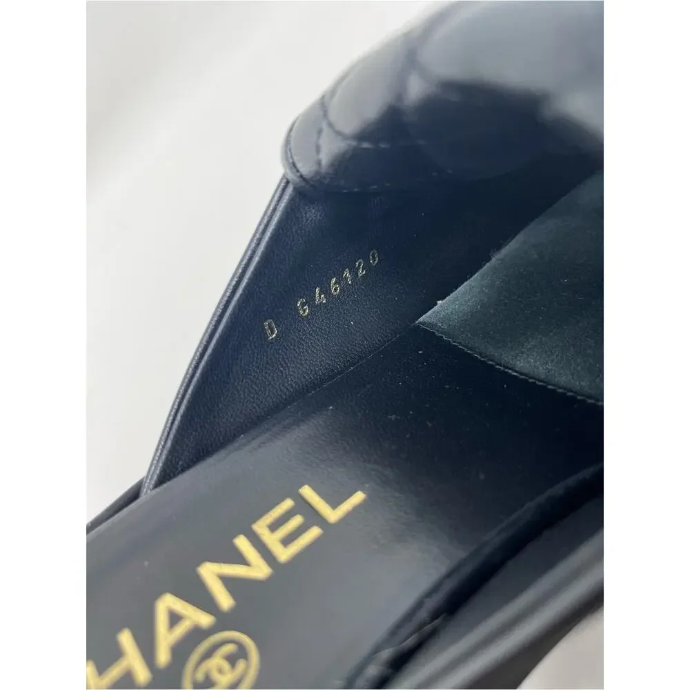 Chanel CC Turnlock Foldover Quilted Mule Slip On Black Leather Flat size 39 EU
